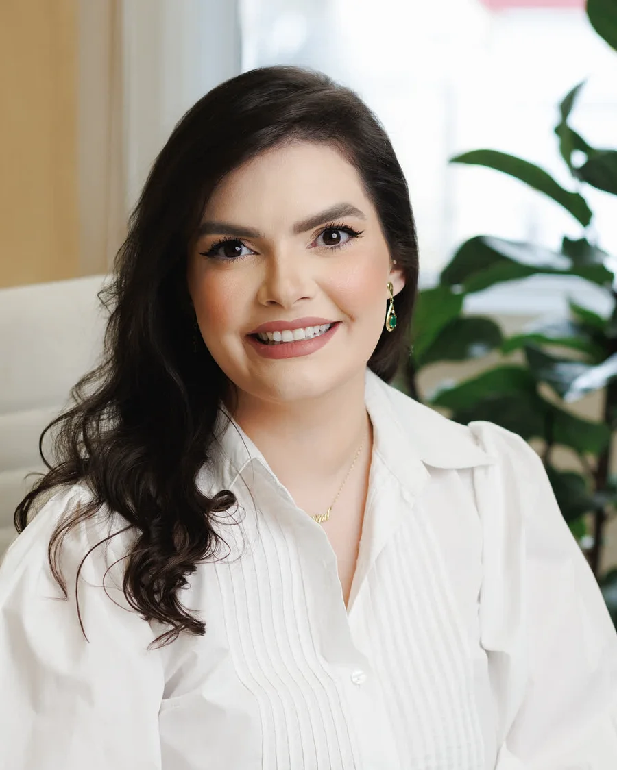 Dra. Nadjanine Linhares em atendimento no consultório